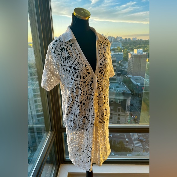 🆕 FARM Rio 🧿 NWOT White Semisheer Floral Button-Up Crochet Cover-Up Dress, M - Picture 3 of 15
